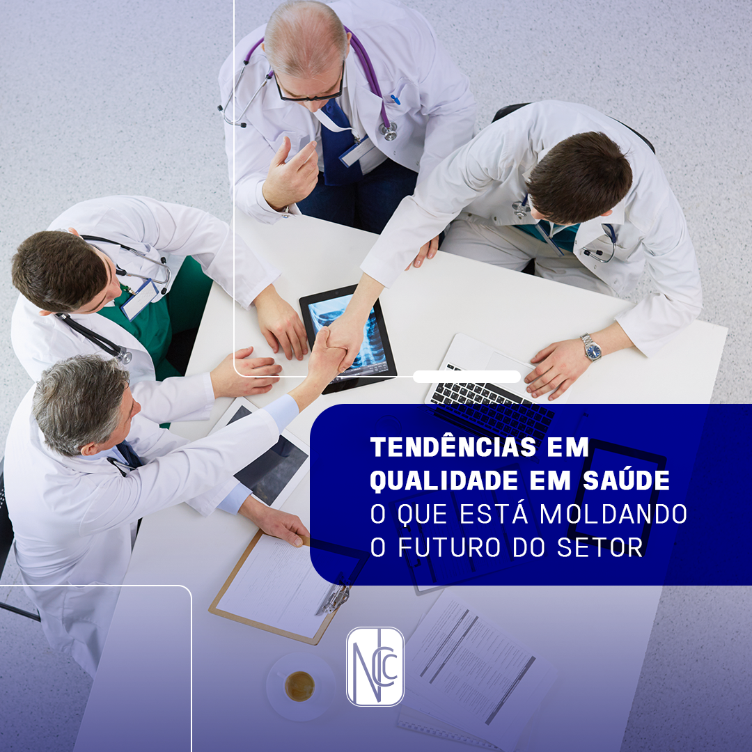 Qualidade em Serviços de Saúde: imagem de 5 médicos vistos de cima, dando as mãos.